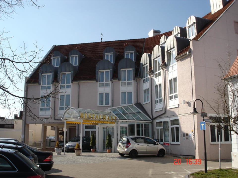 Hotel von vorn mit Parkplätzen Parkhotel Altmühltal