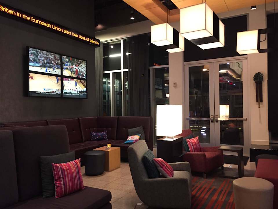 Sitzbereich hinter der Lobby Hotel Aloft Austin at The Domain