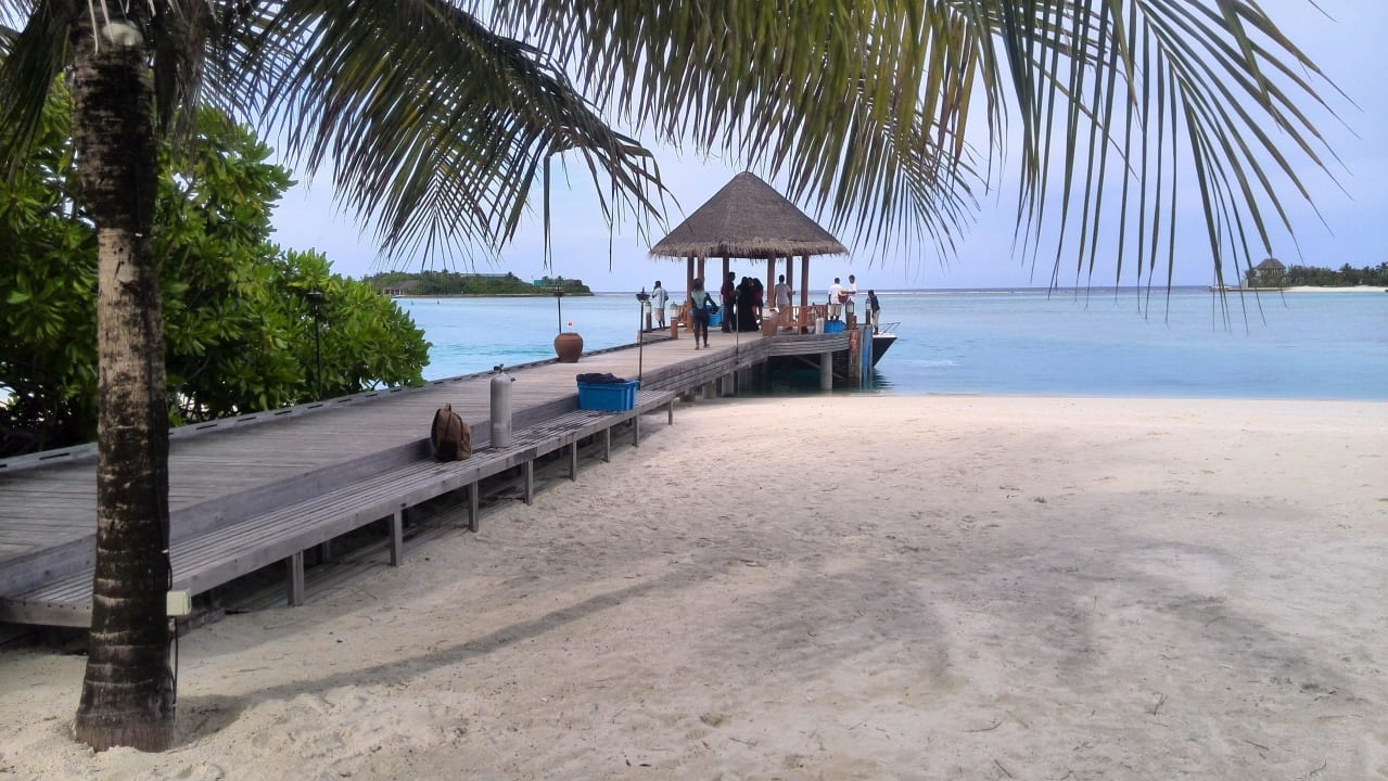 Blick von Naladhu auf den Steg Naladhu Private Island Maldives