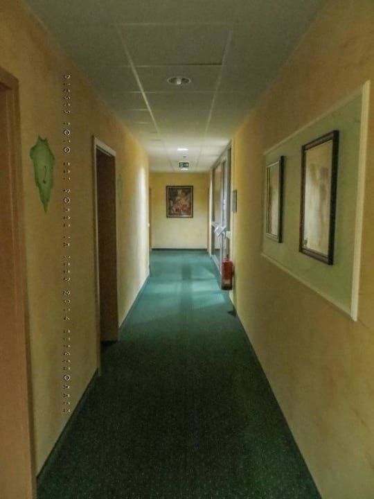 Etage 1, Flur mit Gemälde Further Drachenstich Hotel-Gasthof-Fellner