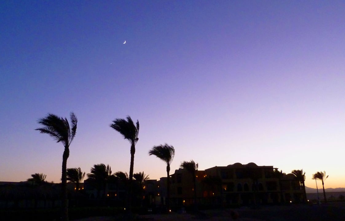 Werdender Abend mit Blick auf das Hotel Samaya Jaz Solaya