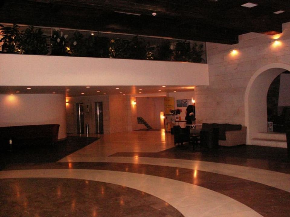 Hotelhalle Richtung Speisesaal Apollonia Beach Resort & Spa