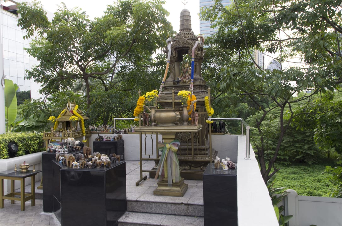 Ahnenhäuschen im Eingangsbereich Grand Mercure Bangkok Atrium