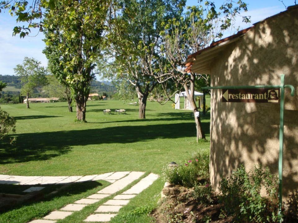 Weg zum Restaurant Hotel Le Mas de Guilles