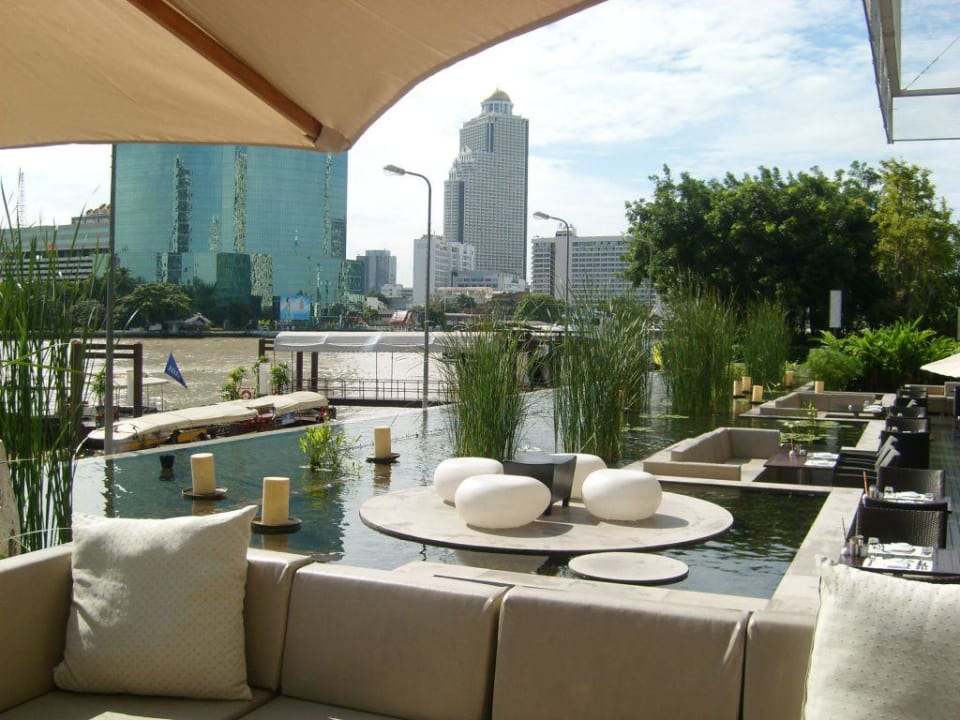 Auf der Frühstücksterrasse Millennium Hilton Bangkok