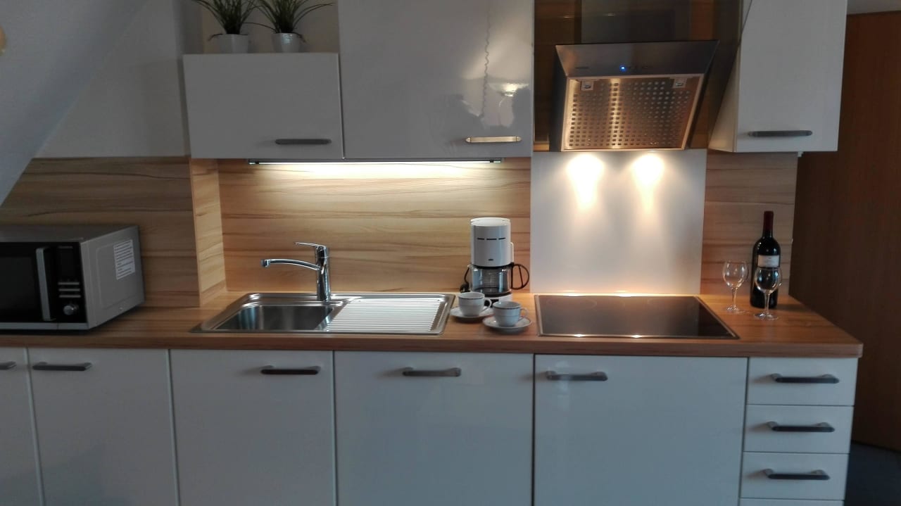 Hochglanz- Küchenzeile in allen App.   Appartementhaus Seerose