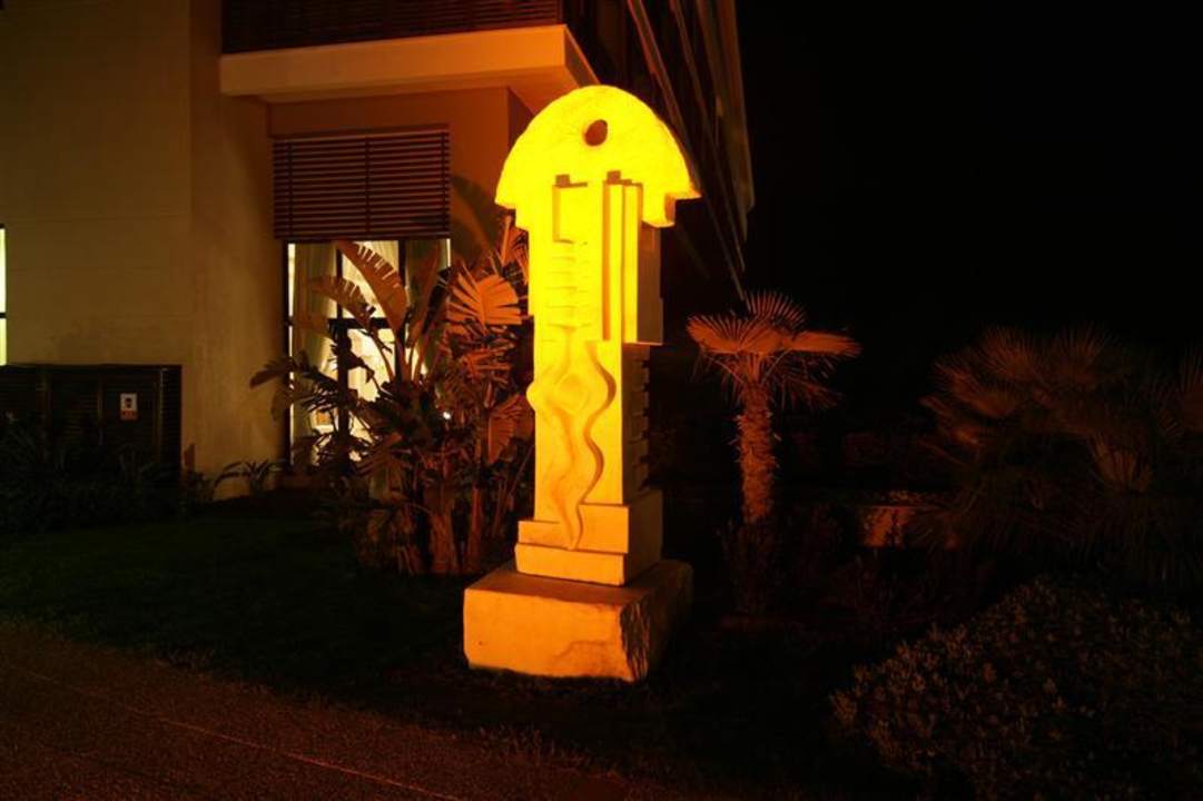 Hotel-Kunst vor dem Haupthaus Voyage Belek Golf & Spa