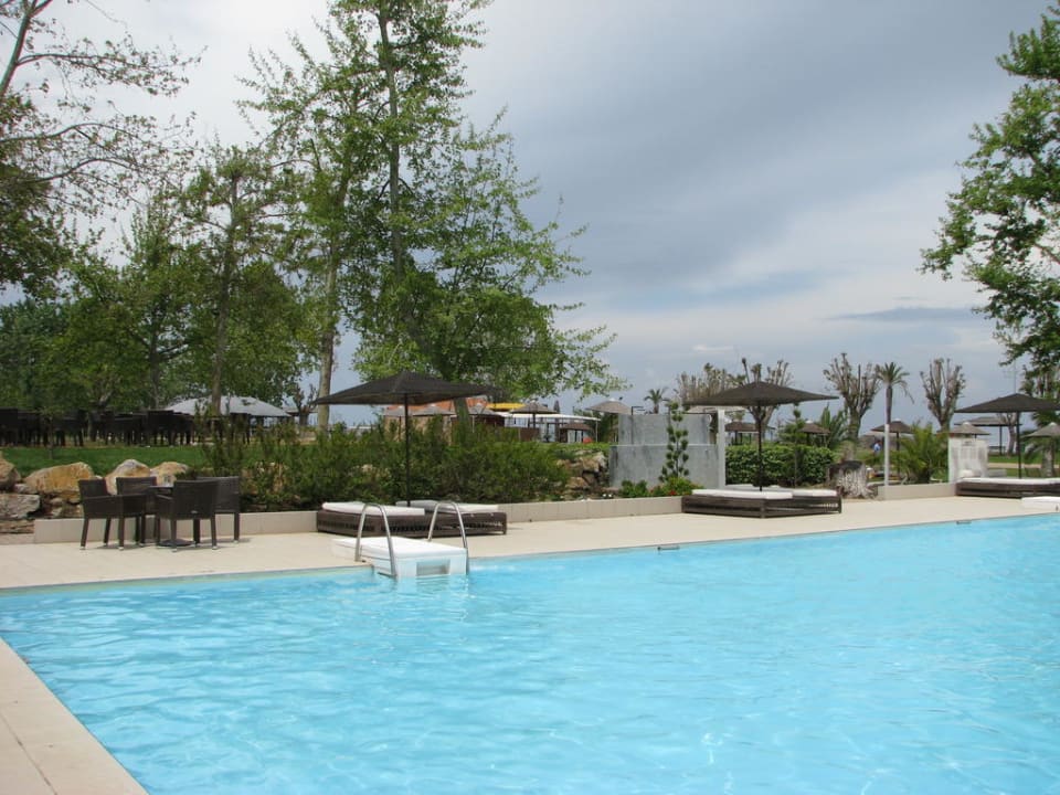 Die linke Seite des Pools, dahinter Me(h)er! Cronwell Platamon Resort
