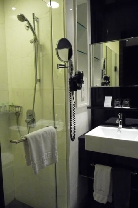 Gut ausgestattetes, kleines Badezimmer Hotel Panorama By Rhombus