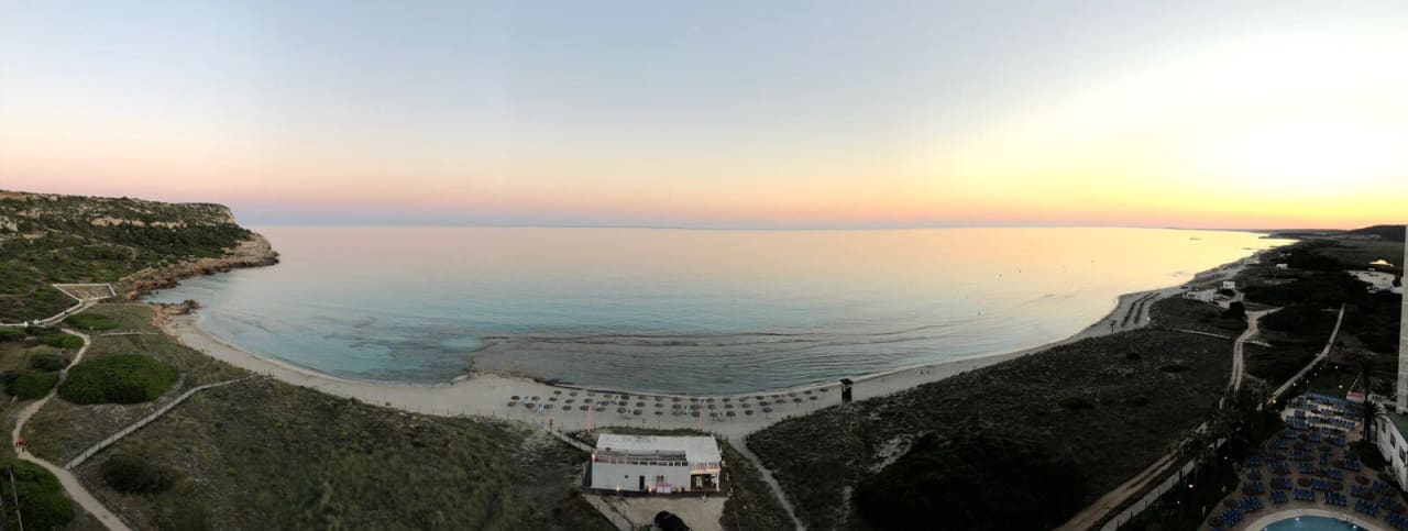 Blick vom 11ten Stock des Hotels auf den Strand Sol Milanos Pinguinos by Melia