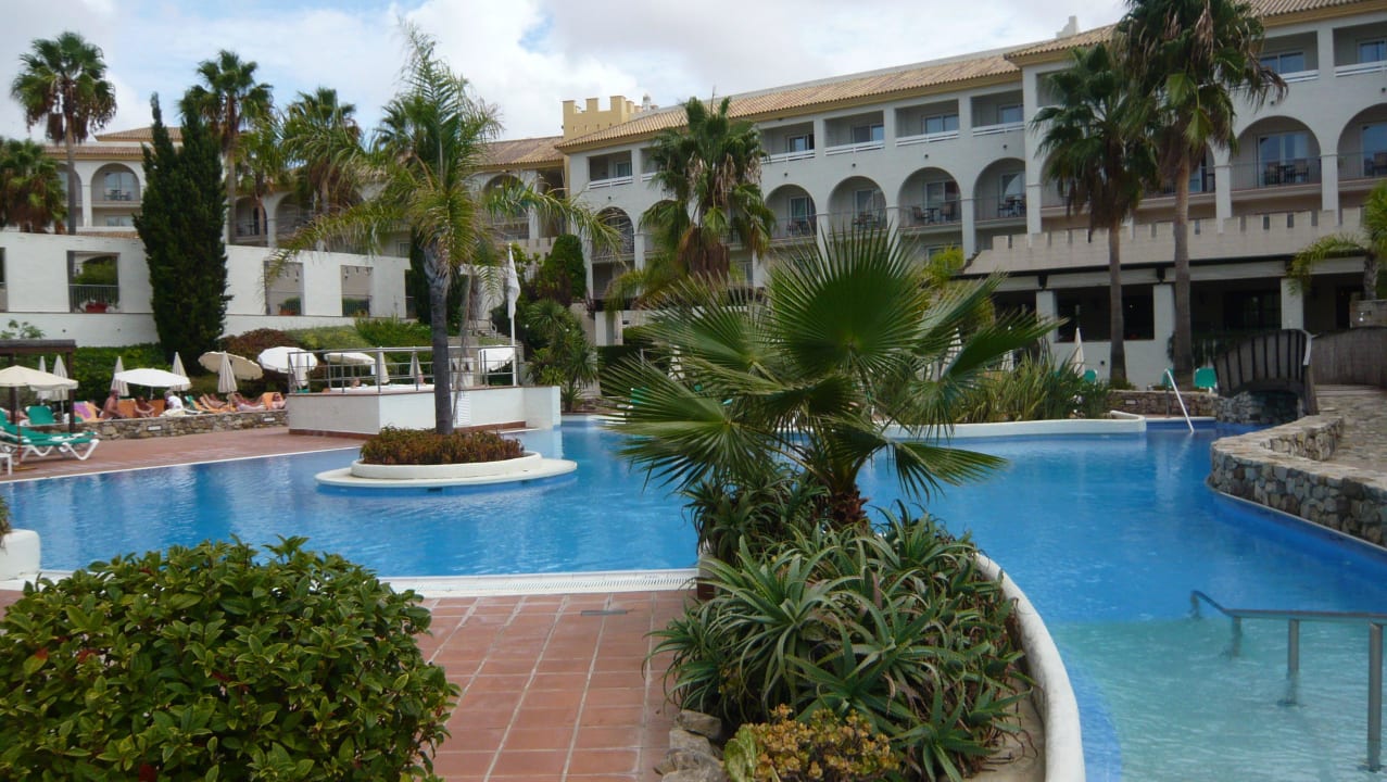 Blick über den Pool zum Hotel Fuerte Conil-Resort