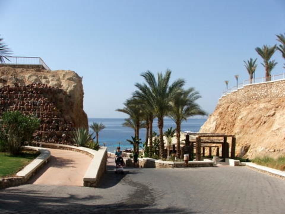 Droga na plaze Reef Oasis Beach Resort