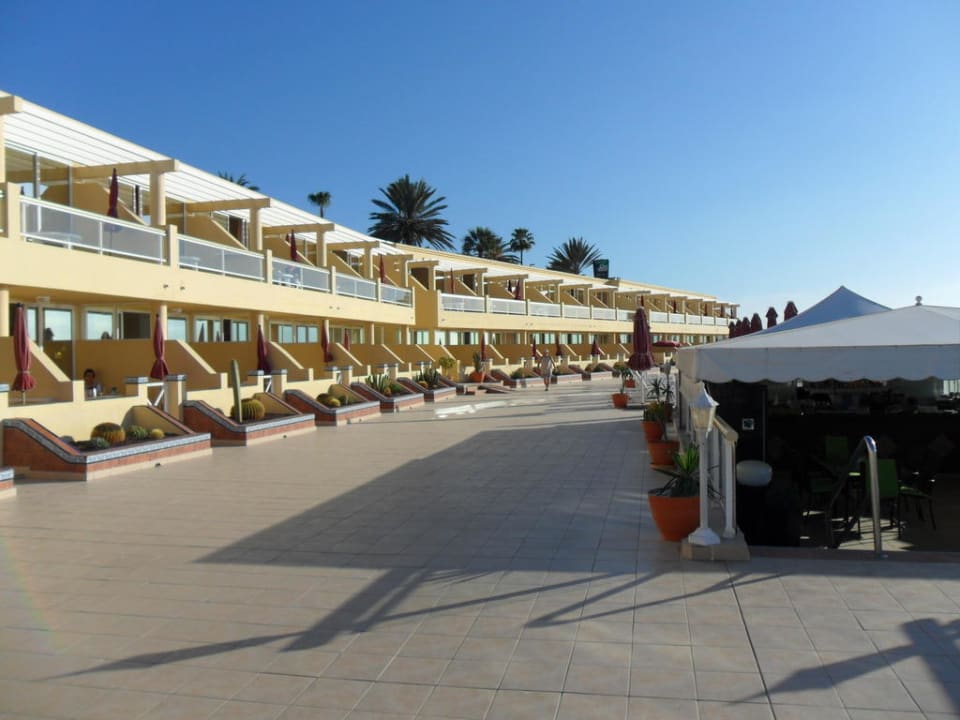 Die große Liegefläche mit Gastronomiebereich Hotel Atlantic Beach Club