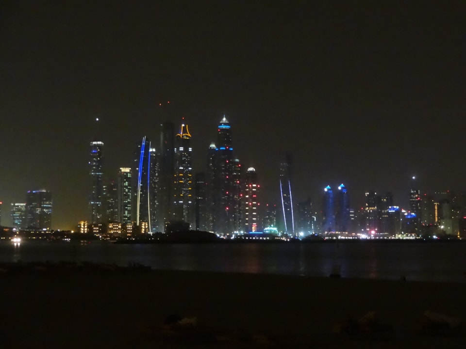 Ausblick auf die Dubai Marina bei Nacht Fairmont The Palm