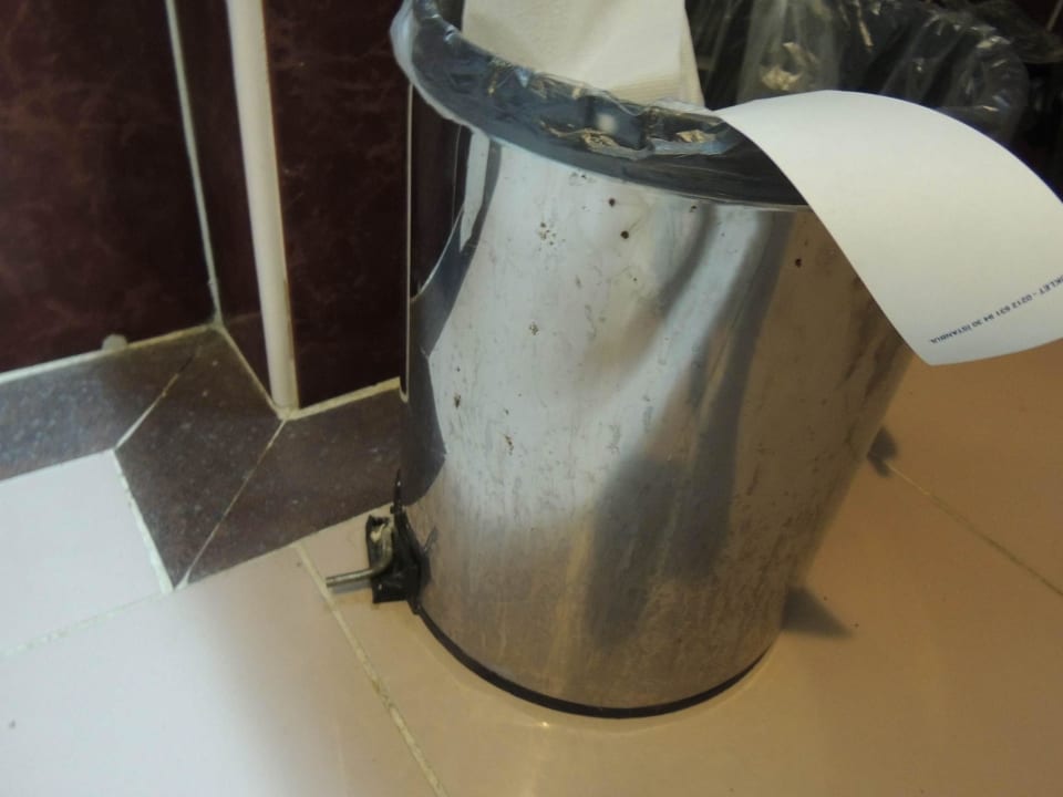 Verdreckter Mülleimer Bad BERR HOTEL