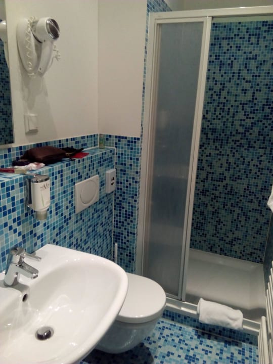 Sehr kleines Bad, aber sauber Novum Hotel Holstenwall Hamburg Neustadt