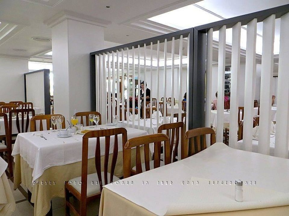 Tische mit Trennwand im Speisesaal Estival Park Silmar