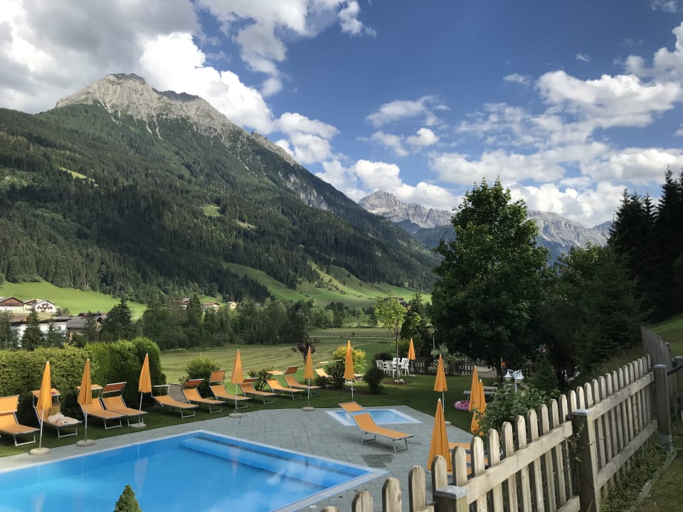 Pool Aparthotel Montana