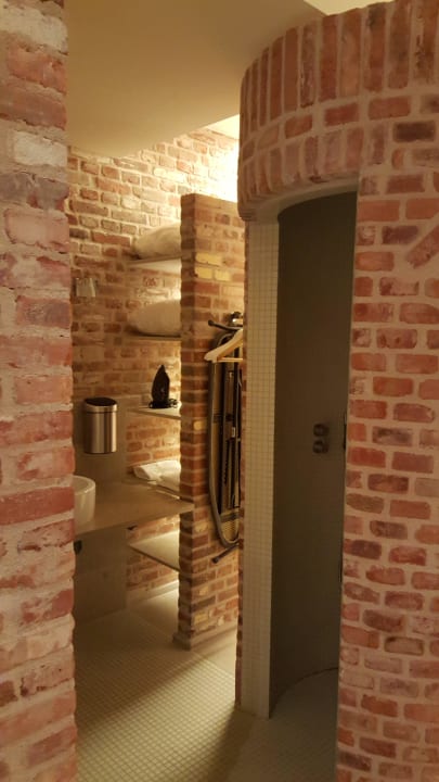 "Mitten im Zimmer aus Backstein gemauerte Dusche" Hotel Hindsgavl