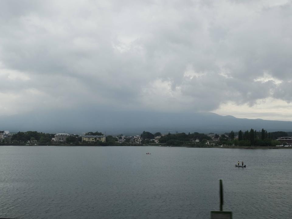 Blick über den See auf den Fuji (leider bewölkt) Hotel Tominoko