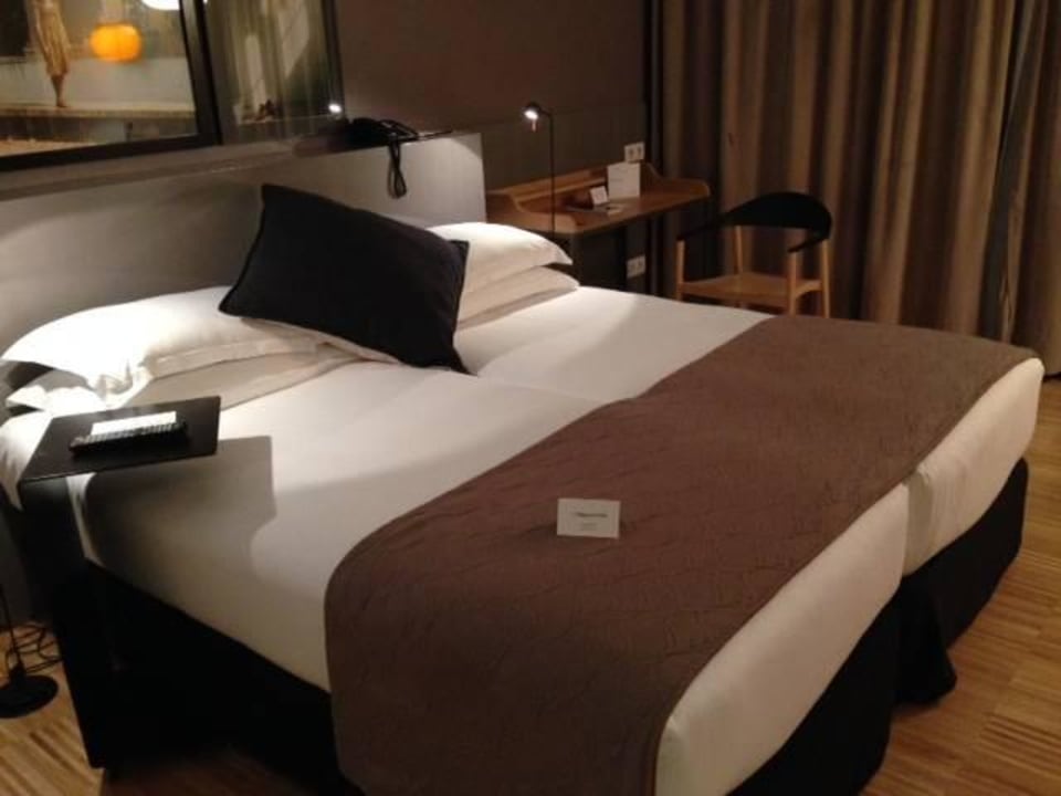 Bed Alexandra Barcelona Hotel, Curio Collection by Hilton