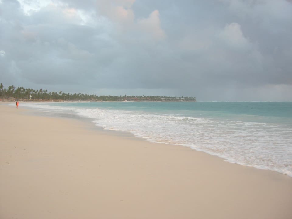 Links am Strand entlang TRS Turquesa Hotel - Adults only