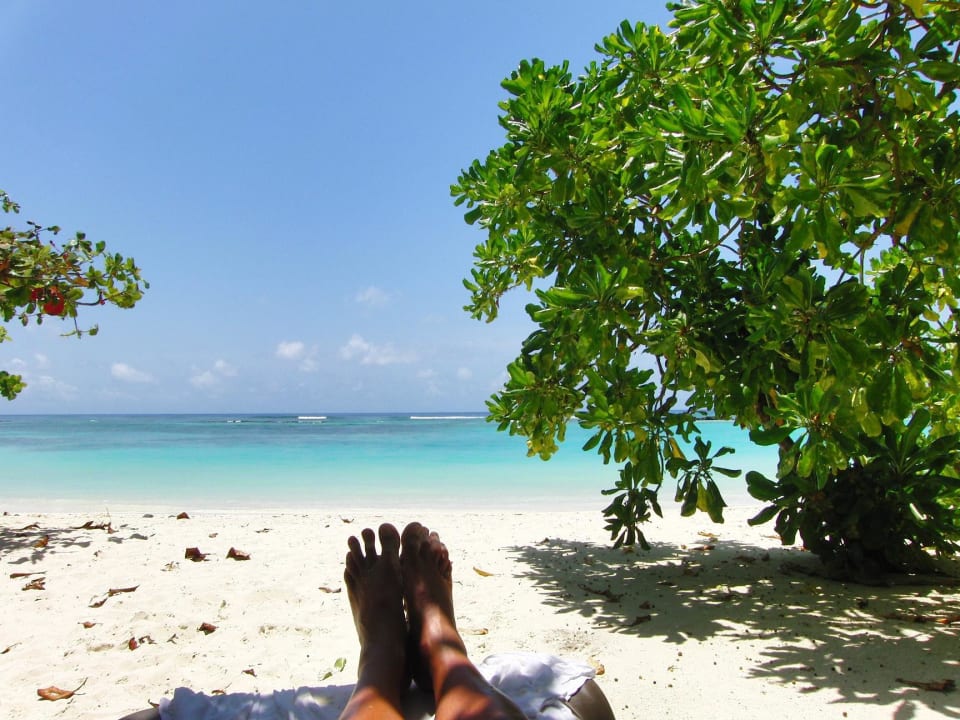Meine Füße mit Blick aufs Meer Kuredu Island Resort & Spa