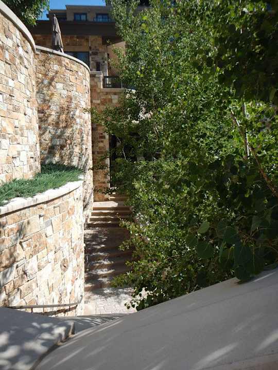 Verwinkelter Weg zum Pool Hotel The St. Regis Deer Crest Resort