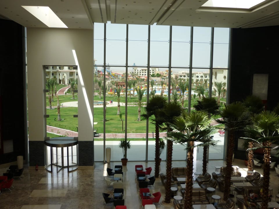 Blick von der Rezeption auf die Lobby &die Anlage Serenity Alma Heights