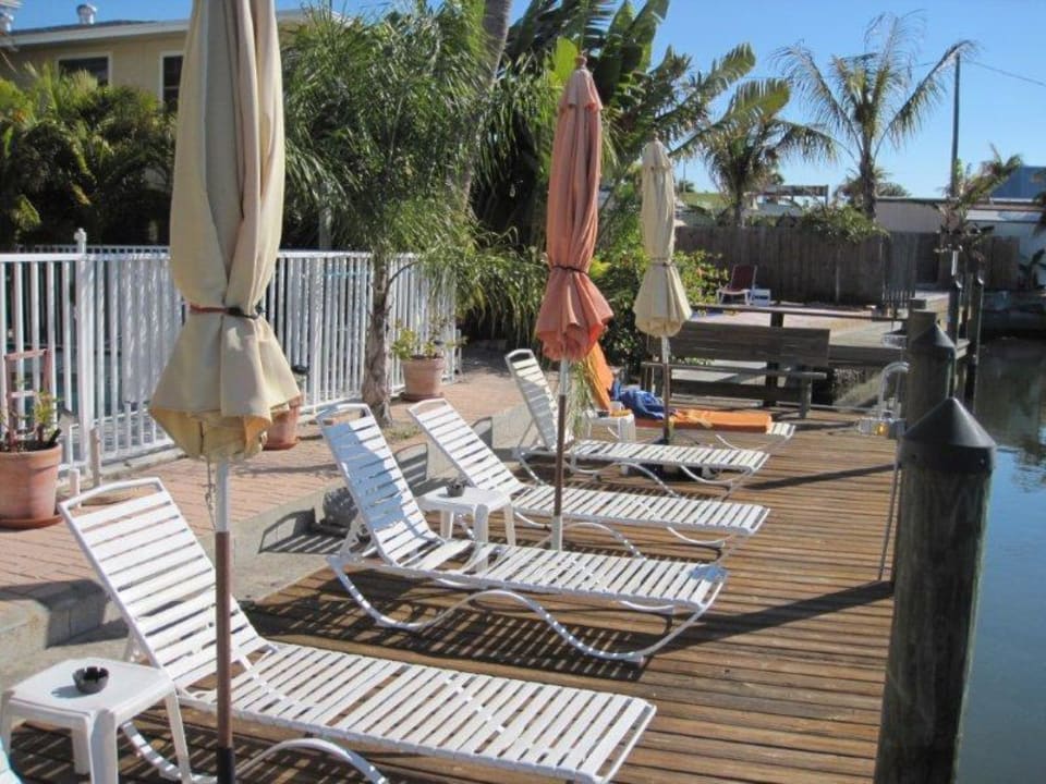 Terrasse mit Liegen & Sonnenschirmen Hotel Manatee Bay Inn B&B