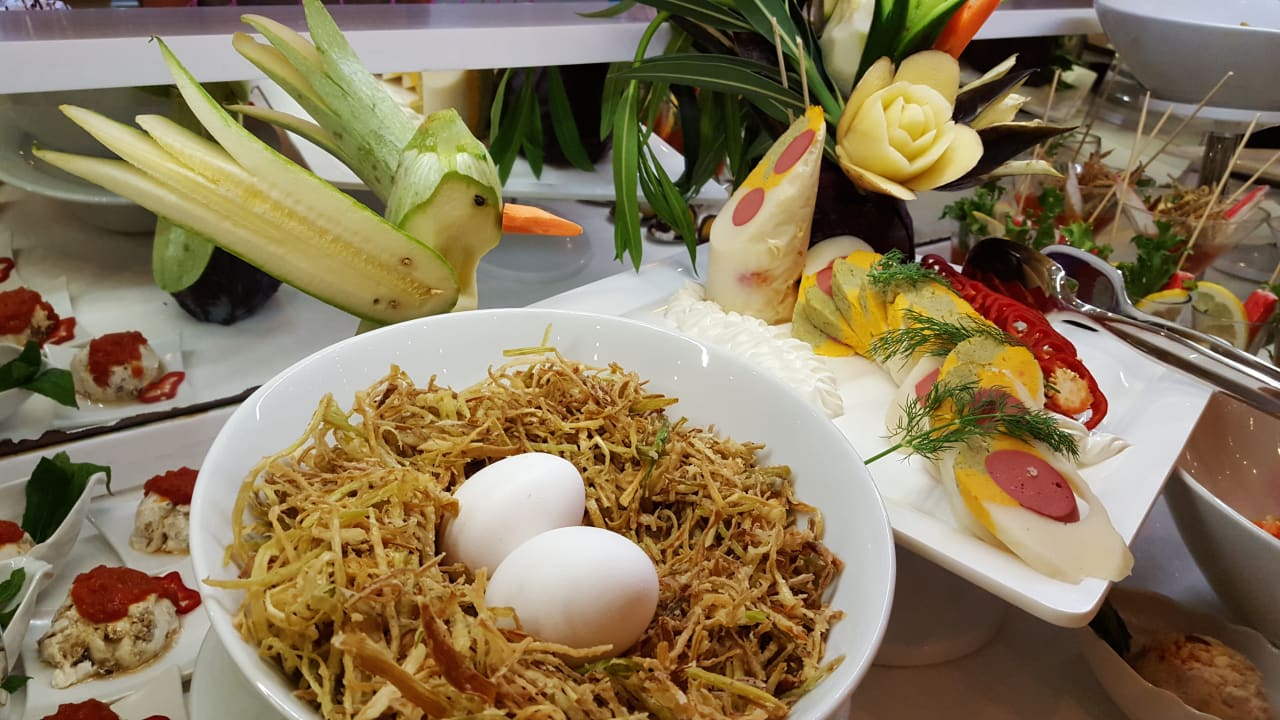 Buffet. Große Auswahl und schöne Dekoration. Salmakis Resort & Spa