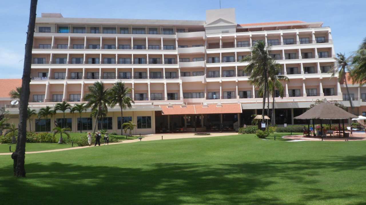 Blick vom Strand zum Hotel DuParc Phan Thiet Ocean Dunes & Golf Resort