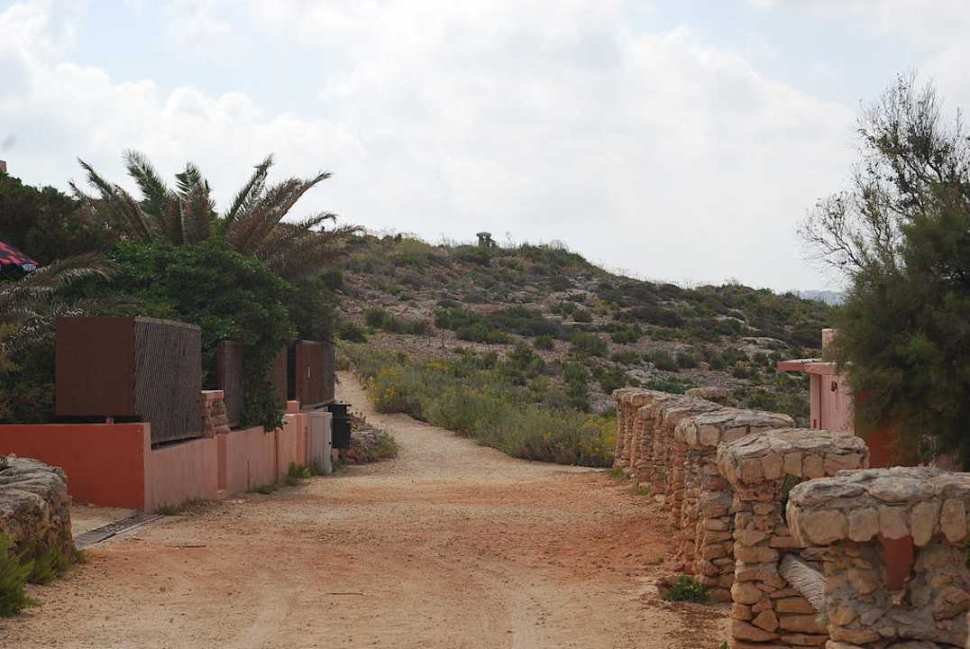 Weg von den Bungalows zum Hotel Comino Hotel & Bungalows