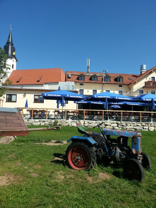Blick vom Garten auf den Biergarten Die Post Landgasthof Aufkirchen