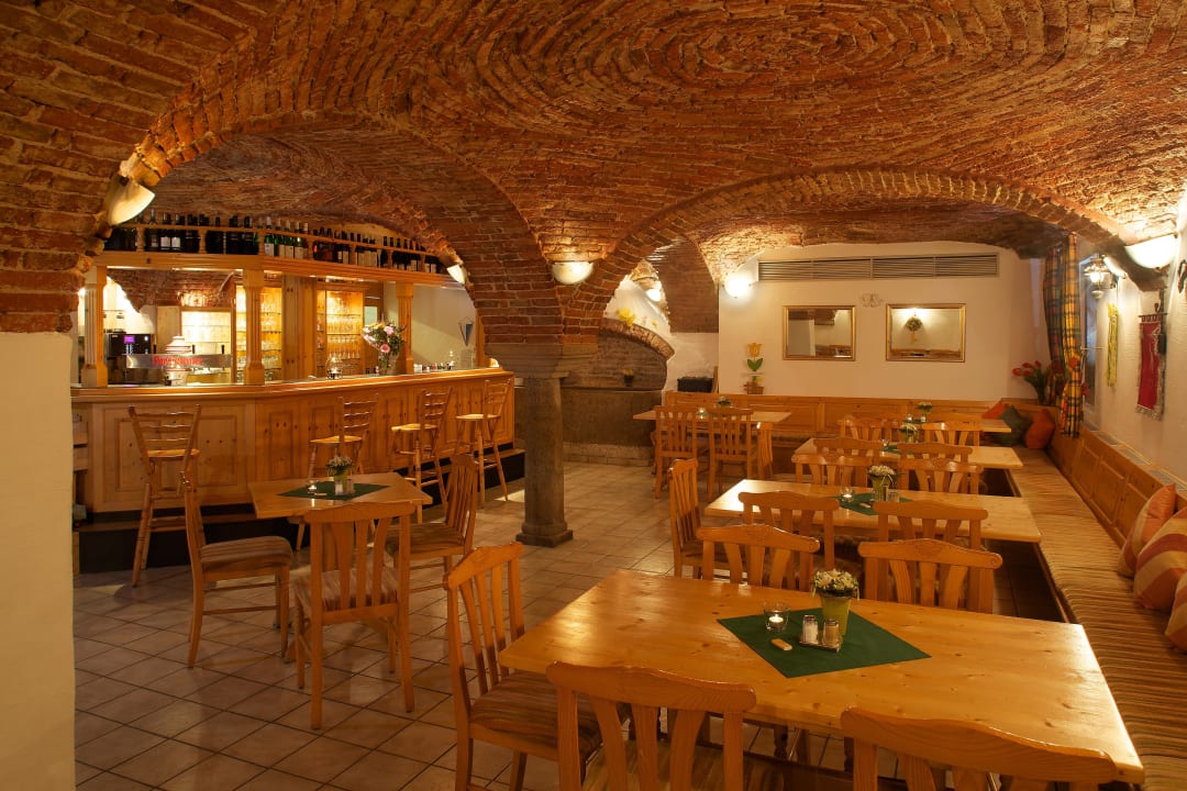 Historischer Gewölbekeller ist 200 Jahre alt Panoramahotel Fohlenhof