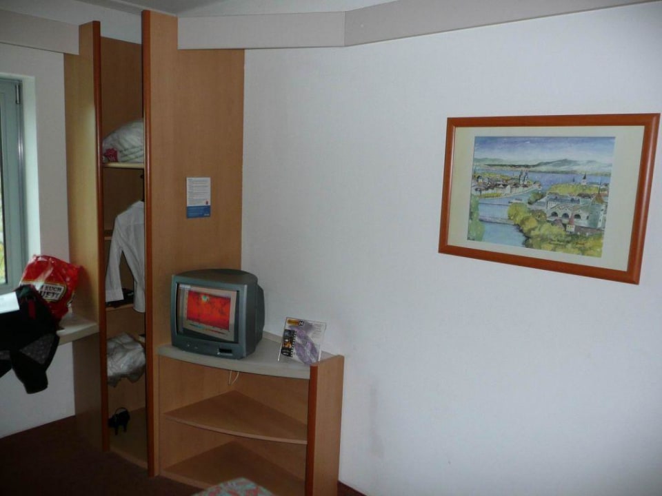 "Fernseh-Ecke mit Einbauschränkchen" Hotel Ibis Amsterdam City West