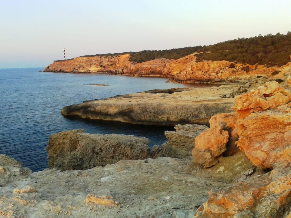 Blick zum Leuchtturm im Abendrot Barceló Portinatx - Adults only