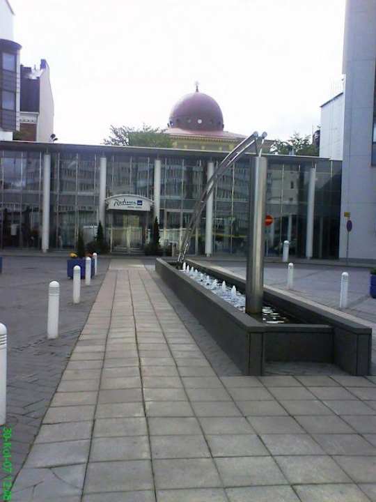 Vor dem Eingang Radisson BLU Hotel Royal Helsinki