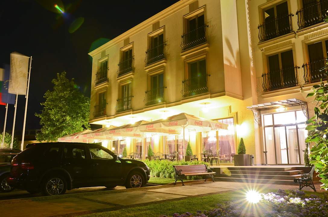 Night view Hotel Parish
