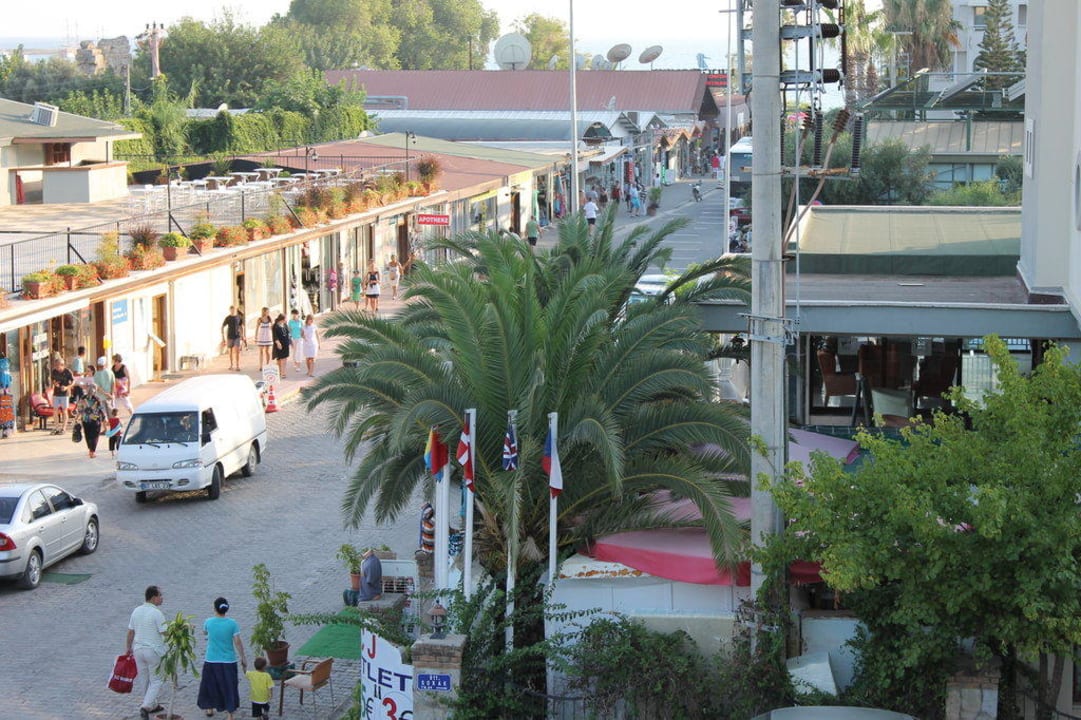 Kleine Einkaufsstraße zum Strand Hotel Side Star Park