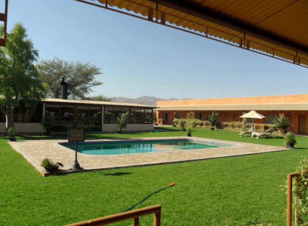 Der Pool mit Fliegen und Mücken Solitaire Roadhouse Lodge