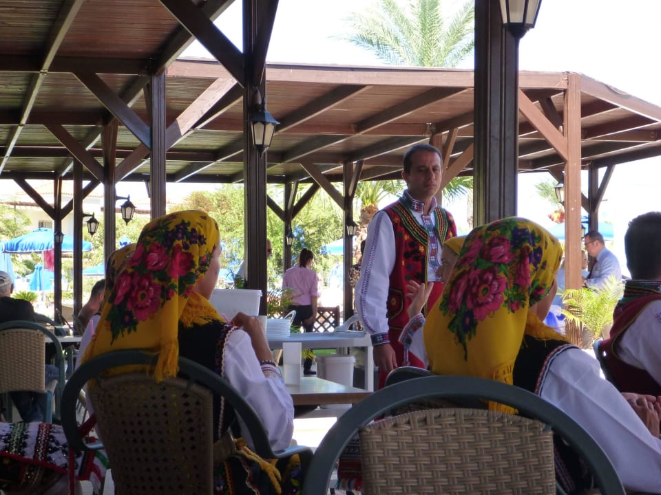 Trachtengruppe im Strandrestaurant Lindos Princess Beach Resort & Spa