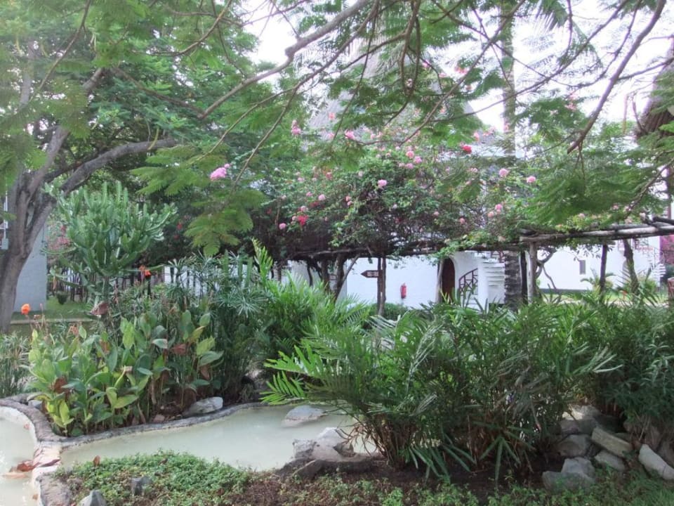 Gepflegte Gartenanlage Neptune Village Beach Resort & Spa