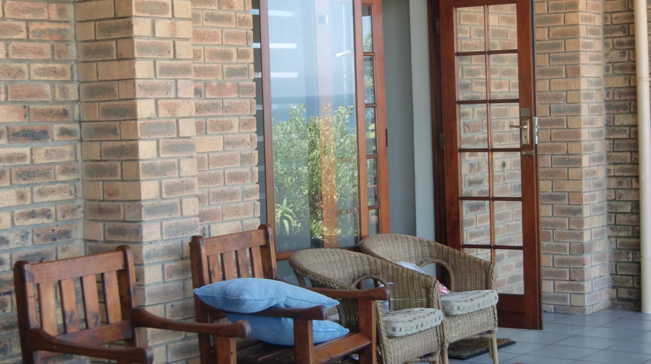 Stühle vor dem Zimmer Guest House Sea Paradise