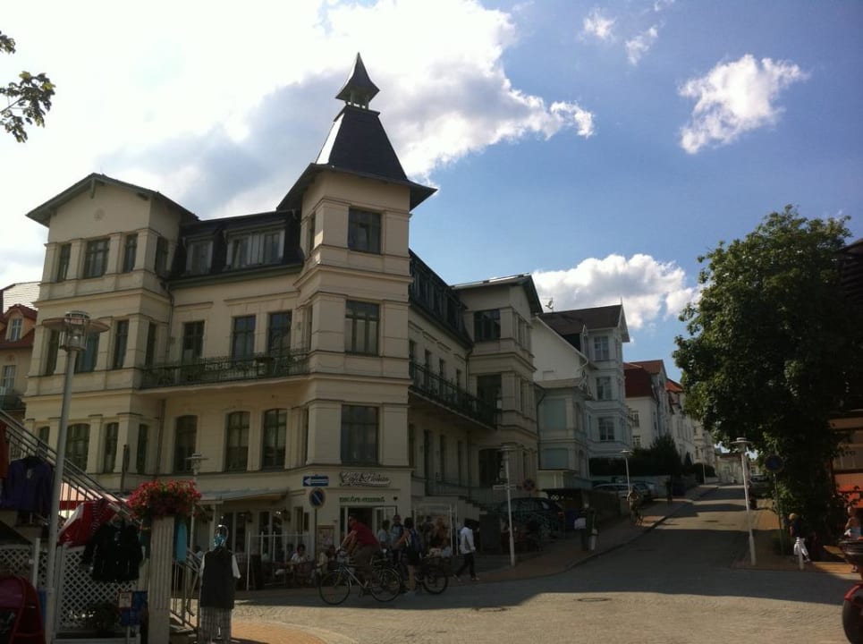 2 Etage mit Balkon rechts und links neben Erker Villa Frohsinn