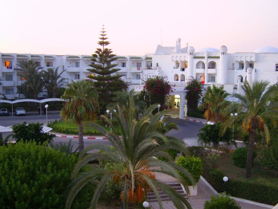 Blick auf die Gartenanlage des neuen Hotelteils Hotel El Mouradi Skanes Beach