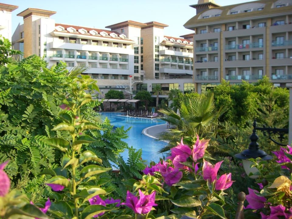 Blick auf Pool und Hotel Aydinbey Kings Palace & Spa