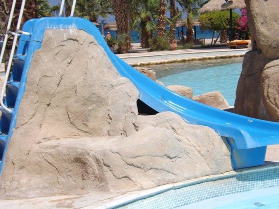 Kinder Pool mit Rutsche die ein loch hat /Vogelkot Lotus Bay Beach Resort