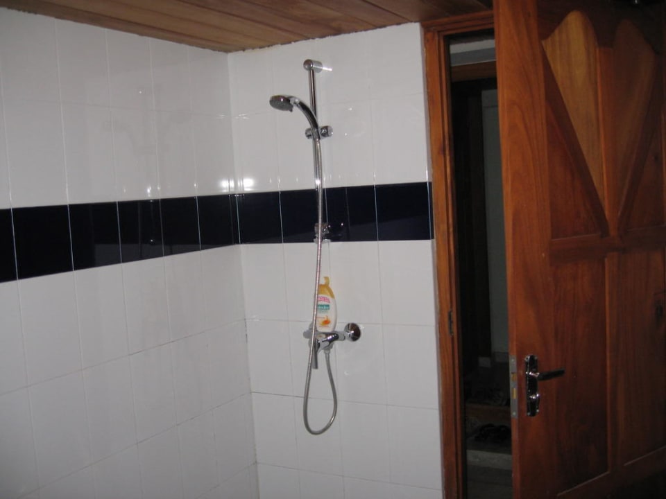 Dusche neben der Tür Wunderbar Beach Club Hotel