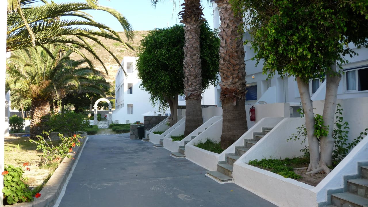 Zwischen den Gebäuden Lagada Beach Hotel